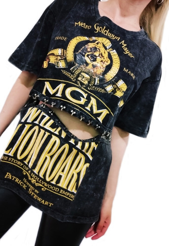 Remera Amplia Rockera Negra Mgm Con Apliques 