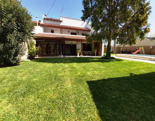 Importante Chalet Sobre 2 Lotes El Palomar.