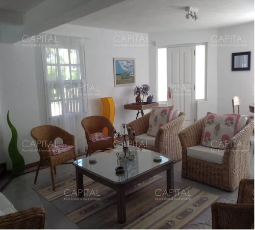 Casa De Cinco Dormitorios En Alquiler - En La Barra Punta Del Este
