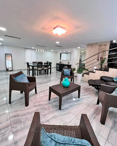En Venta Con Financiamiento Penthouse Dúplex 349 M² Urbanización El Bosque, Maracay, Aragua