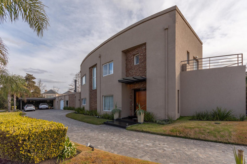 Casa En Venta - 8 Ambientes - Barrio Septiembre - Escobar - Con Cine Y Pileta Climatizada