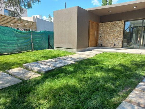 Casa En Barrio Lar De Vieytes I Maipú 