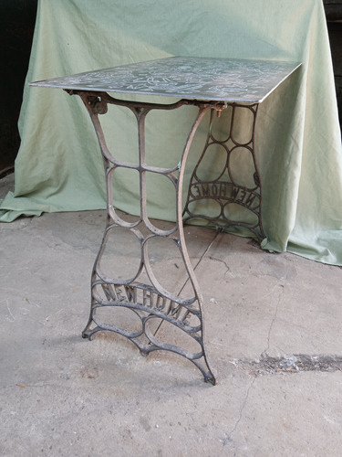 Mesa Con Pie De Máquina De Coser Tapa De Vidrio De Estufa (Usado)