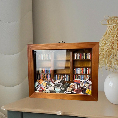 . Agitando Estante De Livros Em Miniatura, Presente