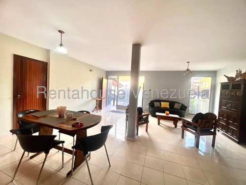 Quinta De 3 Niveles En Venta En La Urb. Horizonte, Cuenta Con 3hab. 4baños, Estacionamiento, Terraza, Tanque De Agua , Todos Los Servicios. #25-14877