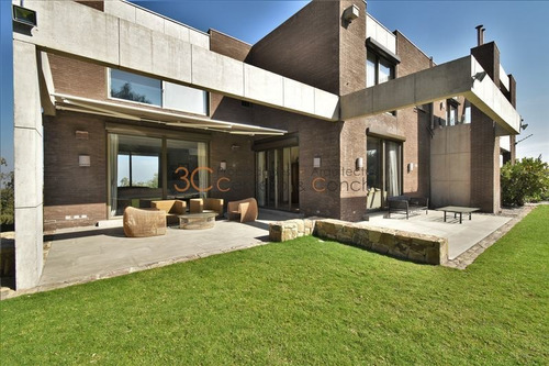 Casa En Venta De 4 Dorm. En Lo Barnechea