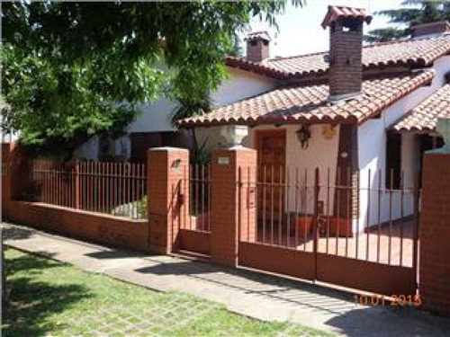 Imagen 2 de 12 de Gran Chalet En La Mejor Zona De Ituzaingo Sur Con Todos Los