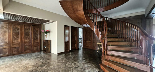 Imponente Residencia En El Corazón De Olivos.