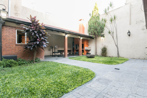 Chalet 2 Plantas Con Jardin Y Quincho