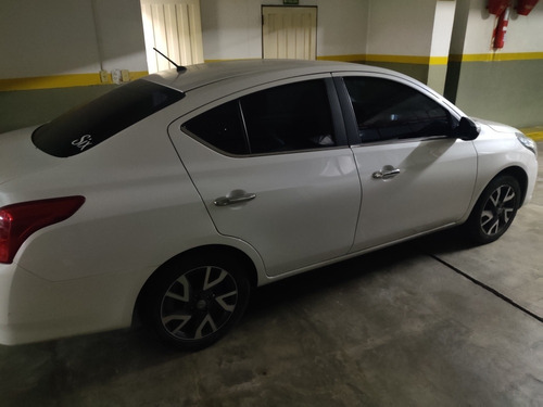 Imagen 4 de 5 de Nissan Versa 2017 1.6 Exclusive At