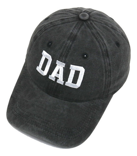 Una Gorra De Béisbol Bordada Con Letras.