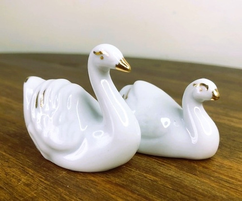 Lembrancinha Casal Mini Cisne De Porcelana Ouro 5,5cm