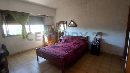Venta Casa De 2 Plantas + Depto De 2 Ambientes