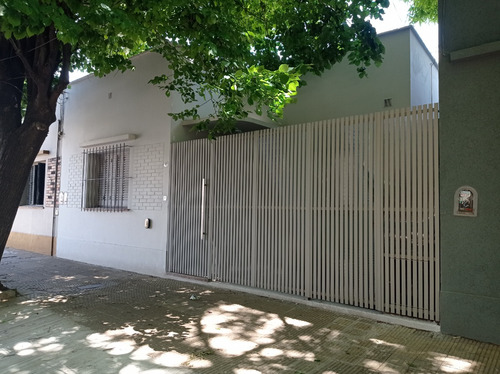 Pequeña Casa Con Patio Y Amueblada En Alquiler Temporario