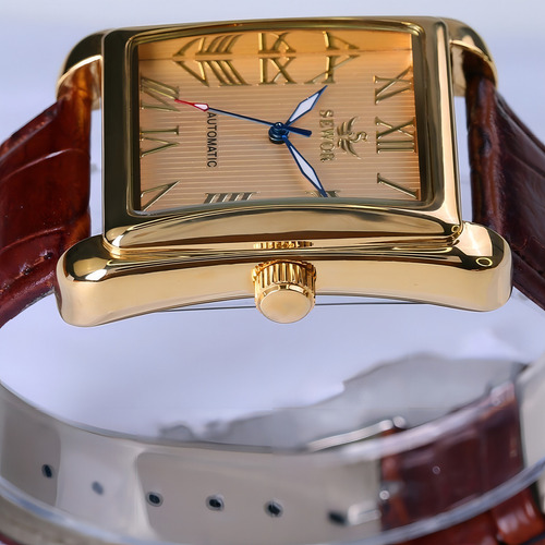 Reloj mecánico automático antiguo Sewor con fondo de color