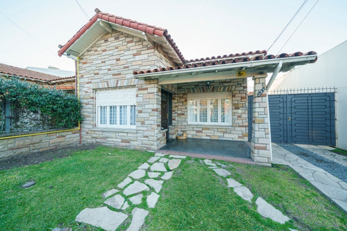 Casa Chalet En Alquiler Ubicado En Ramos Mejía, La Matanza, G.b.a. Zona Oeste