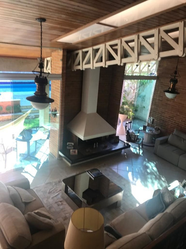 Casa No Alphaville Residencial 02 À Venda | 4 Dormitórios | 2 Suítes | Quintal Gramado | Forno De Pizza - Cnc1461