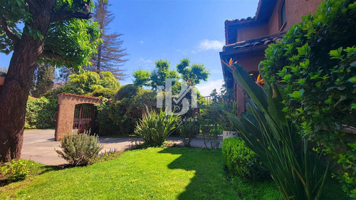 Casa En Venta De 4 Dorm. En La Reina