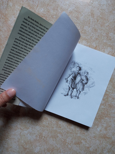 Livro - Contos E Lendas Dos Cavaleiros Da Távola Redonda (Usado)