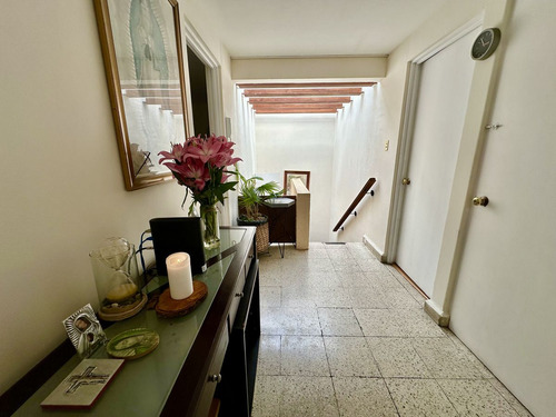 Casa En Los Alpes: Espacios Versátiles, Ubicación Perfecta Y Potencial Ilimitado