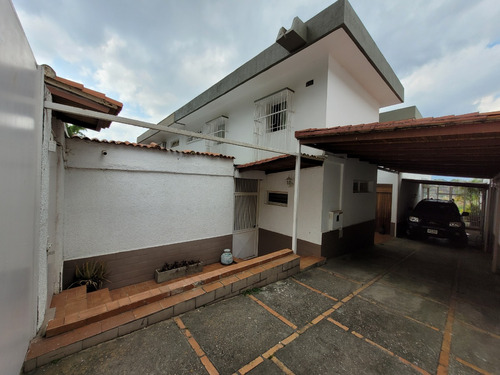 Casa En Venta En La Urbanización Los Pomelos. Yanira Mls #23-28526