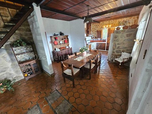 Bella Casa Tipo Chalet Holandés En Venta San Antonio De Los Altos 24-9993 Edf