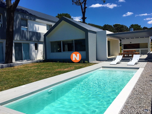 Excelente Oportunidad. Hermosa Casa Con Piscina.- Ref: 214285