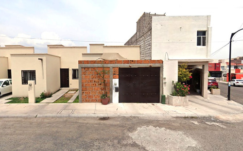 Casa En Venta En Lomas Del Mirador Iv, Corregidora, Querétaro En Calle De 2da Cerrada Mirador De Bernal # 104. Cd*