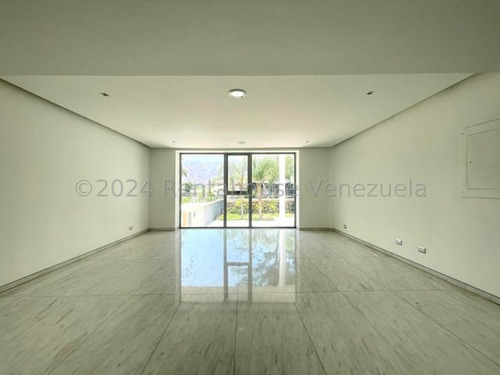 Espectacular Casa, De Reciente Data, Con Pisos De Marmol Y Piscina En La Urb. El Castaño, Maracay, More 24-15100