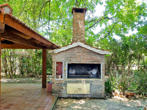 Casa En Venta · 7 Ambientes · 3600 M2 · Jardín · Quincho · Piscina