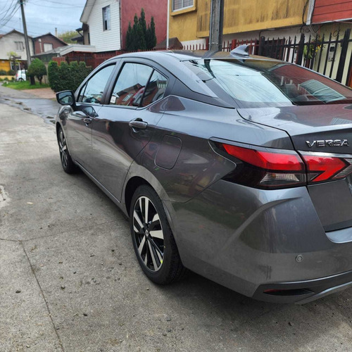 Imagen 3 de 13 de Nissan Versa Cvt Exclusive Cvt