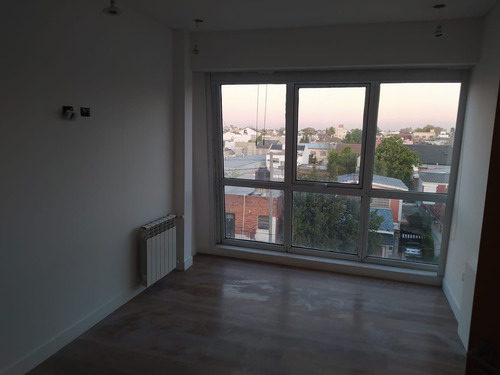 Departamento 4 Amb, 2 Baños Completos, Toilette ,2 Cocheras, Lavadero. En Moron