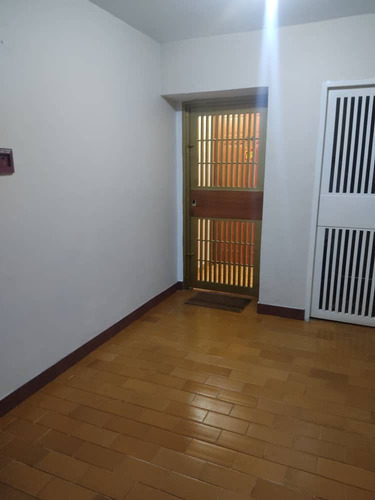 Apartamento En Res La Arboleda   Av Bolivar Con Una Excelente Ubicación 