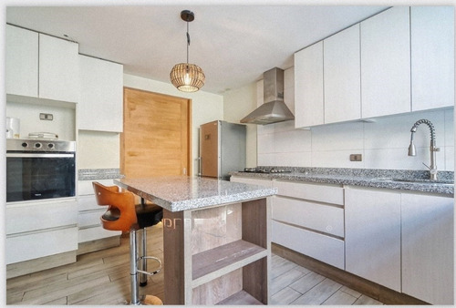 Casa En Venta De 5 Dorm. En La Reina