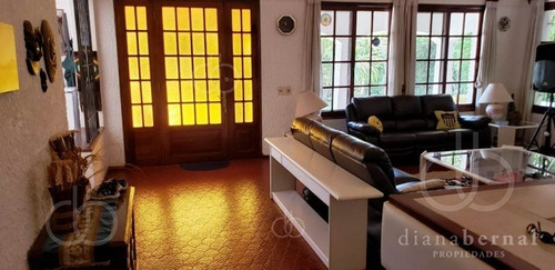 Casa De 4 Dormitorios + Dependencia Y Piscina En Cantegril, Punta Del Este- Ref: 54135