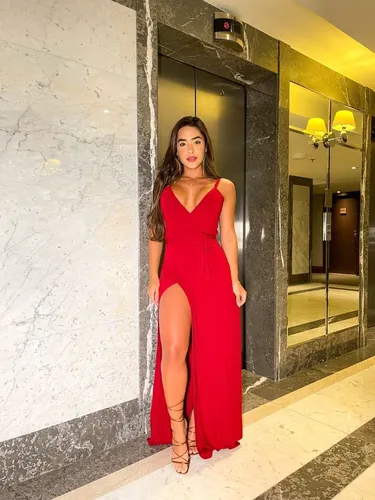 Vestido vermelho com abertura na perna 2025