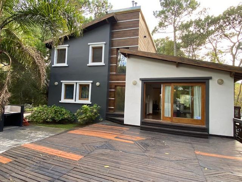 Casa En Venta En Carilo
