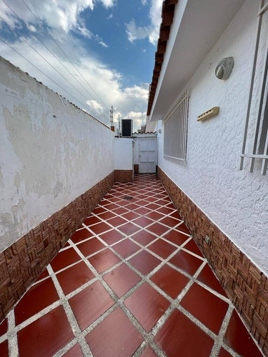 Imagen 13 de 14 de Casa En Venta En Urb Trigal Norte 224mts Alexandra Ramírez 0414-704-1922