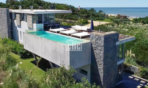 Moderna Casa De Lujo Amoblada Con Piscina Climatizada Y La Mejor Vista Al Mar En Punta Piedras