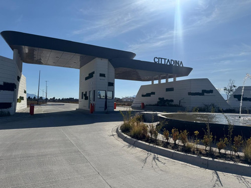Exclusiva Casa En Venta, Moderna Casa Amplia Con Excelente Ubicación En La Exclusiva Zona Residencial De Metepec
