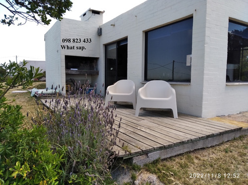 Alquiler Anual Casa Frente Al Mar Amueblada, Con Bajada A La Playa 1 Dormitorio. Garantía Porto Seguro.