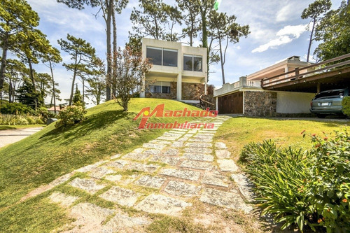 Casa De Seis Dormitorios En Venta - Playa Mansa - Ref: 5438
