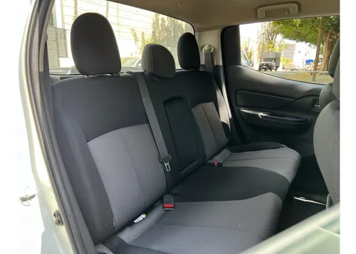 Mitsubishi L200 2.4 Cabina Doble 4x2 Mt