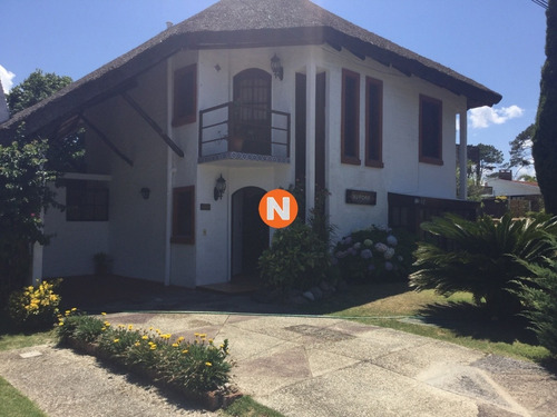 Casa En Venta En Pinares!!- Ref: 214973