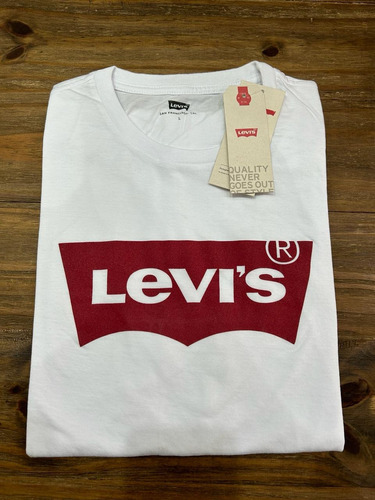 Remera Levis Standard Graphic Crew Batwing