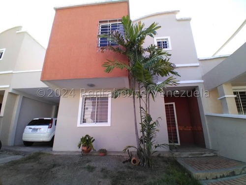 Amplia Y Moderna Casa En Venta Este De Barquisimeto. Urbanizacion Ciudad Roca 25-7069 As-ab
