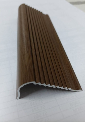 Imagen 1 de 4 de Nariz De Grada Aluminio Color Símil Madera 90 Cm