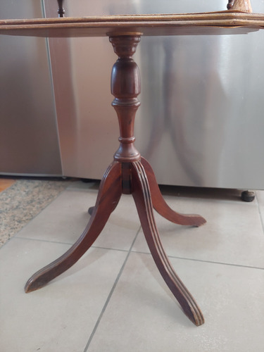 Antigua Mesita De Cedro 48 X 37cm Con Detalles Marrón (Usado)