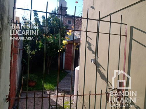 Casa En Venta En Berazategui Local Duplex. Se Toman Permutas.