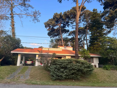 Casa De 3 Dormitorios + Dependencia De Servicio En Venta En Mansa, Punta Del Este.